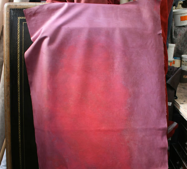 Faded colouring for leather lining